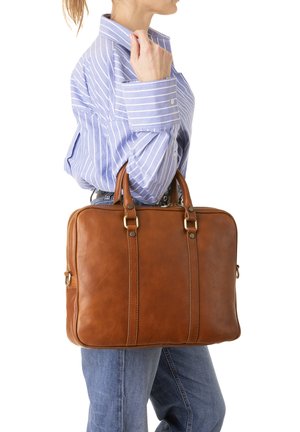 Borsa da lavoro in pelle marrone con due manici superiori, caratterizzata da una superficie liscia, cuciture verticali e dettagli in metallo dorato.