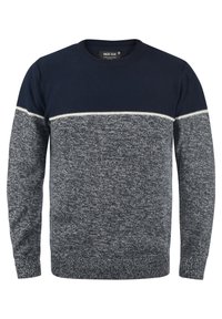 Suéter de punto en azul marino y gris con cuello redondo, que presenta una tela texturizada, un diseño de bloques de color horizontal y puños y dobladillo acanalados.