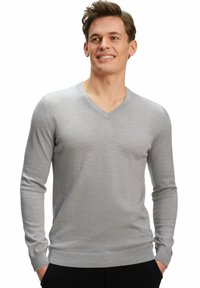 Maglione grigio chiaro a scollo a V in un morbido tessuto lavorato a maglia, con maniche lunghe e polsini e orlo a coste. Texture liscia senza motivi.