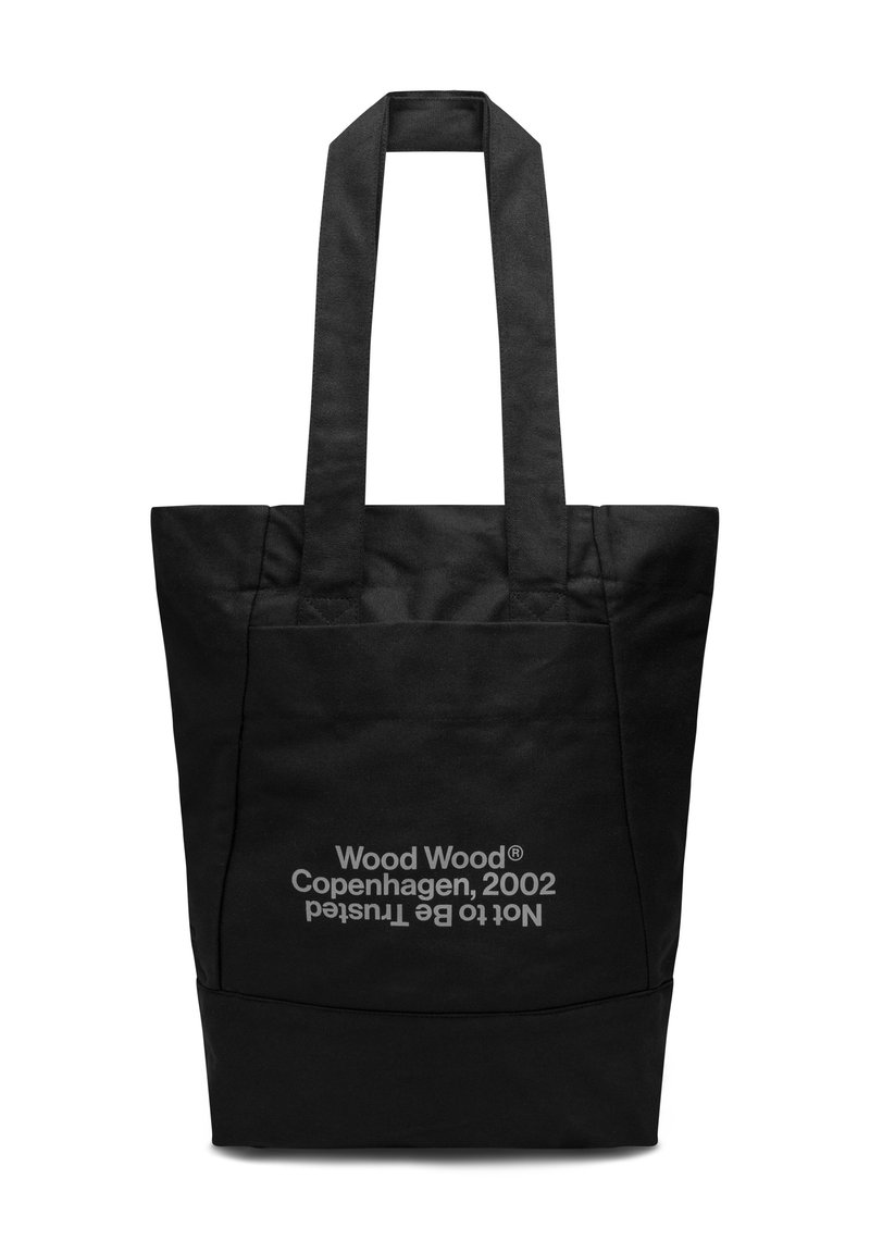 Fekete szövet bevásárlótáska két strapabíró fogantyúval. Elülső zsebében fehér szöveggel: "Wood Wood Copenhagen, 2002, nem megbízható."