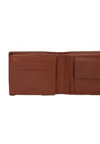 Braune Leder-Bifold-Geldbörse geöffnet, zeigt mehrere Kartenfächer auf der linken Seite und ein Münzfach mit Klappe auf der rechten Seite, mit sichtbarem RFID-Schutzsymbol.