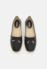 Melnas ādas espadrilles ar apaļu purngalu, loku detaļu un zeltītiem aksesuāriem. Dabiska austā zole un teksturēta iekšzole.