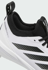 Chaussure de sport noire et blanche avec une tige texturée, présentant des rayures noires à pois et une languette au talon. Étiquette "ADIZERO IMPACT" visible.