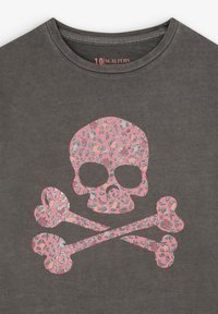 Grå bomulds t-shirt med et pink leopardprint kranium og korslagte knogler grafisk motiv i midten, med rund halsudskæring.
