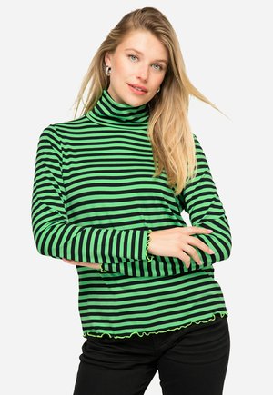 Col roulé rayé vert et noir avec des manches longues; présente un ourlet et des poignets volantés; le tissu semble doux et extensible.