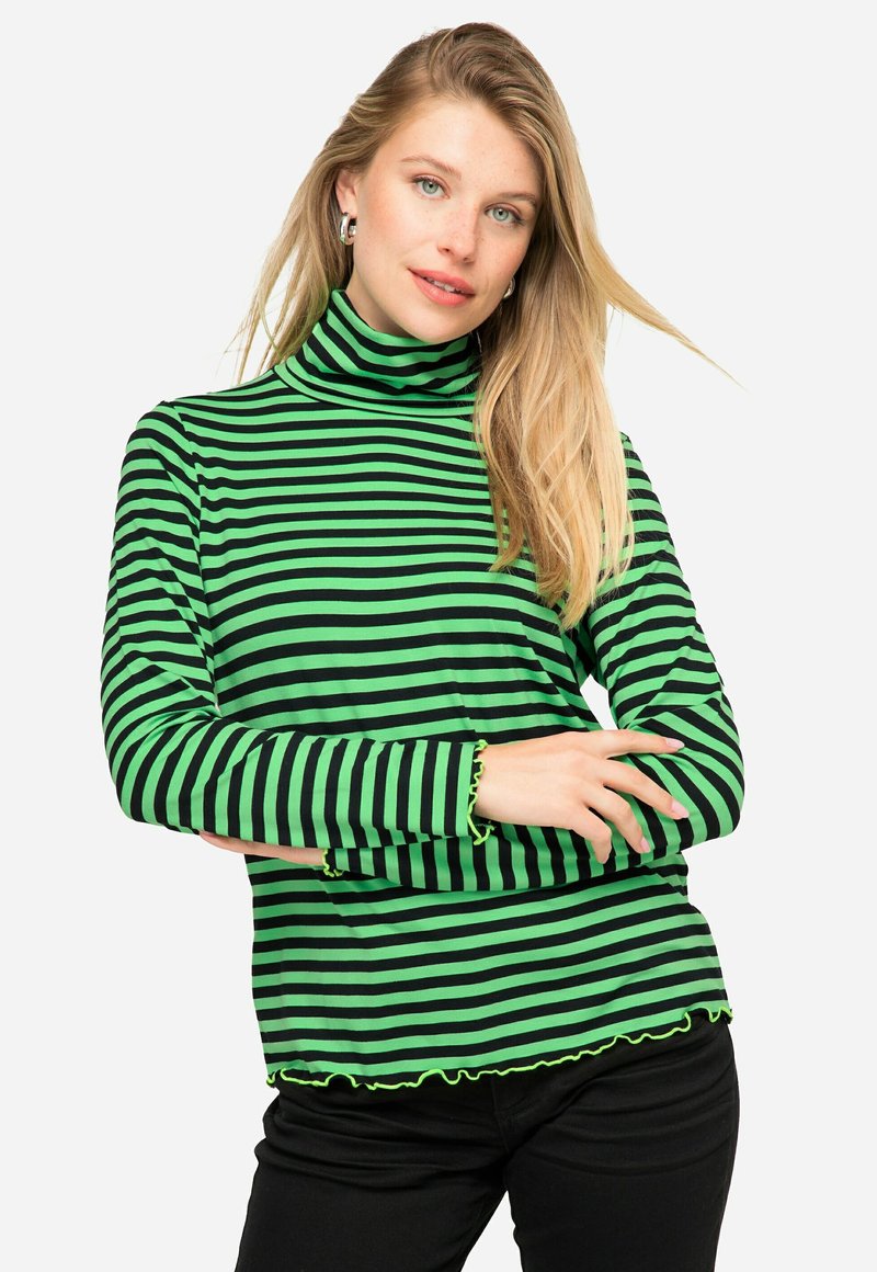 Grün-schwarz gestreifter Rollkragenpullover mit langen Ärmeln; verfügt über einen rüschierten Saum und Rippärmel; der Stoff wirkt weich und dehnbar.