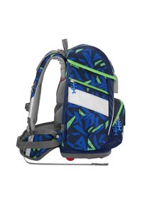 Zaino navy con motivi geometrici verde e blu, spallacci grigi, due tasche con zip e un pannello bianco di accento.