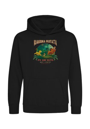 Sort hoodie med et Løvernes Konge-design, der viser Simba, Timon og Pumbaa gående, med teksten "Hakuna Matata" ovenover.