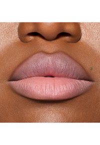 Lippen mit einem Farbverlaufseffekt, der von gedämpftem Mauve zu sanftem Rosa übergeht. Glatte Textur auf einem reichhaltigen braunen Hauthintergrund.