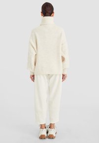 Stradivarius Pullover - white