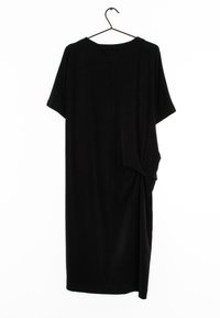 Robe noire longueur genou en tissu doux. Dotée de manches courtes et d'un détail noué sur le côté pour une texture supplémentaire. Couleur unie lisse.