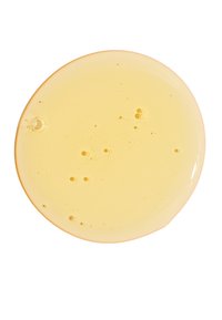 Hellgelbe Flüssigkeit mit einer glatten, glänzenden Textur und kleinen Bläschen, präsentiert in einer kreisförmigen Form auf weißem Hintergrund.