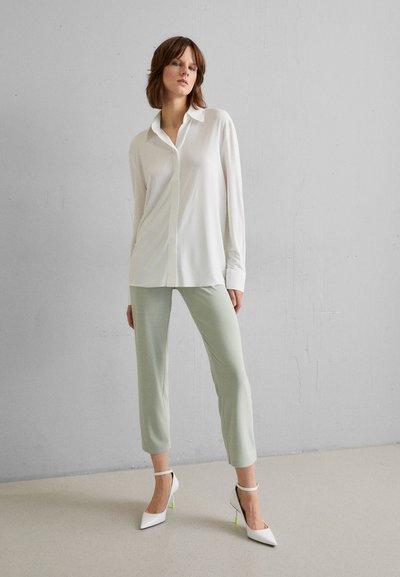 Norma Kamali COLLAR STAND - Button-down blouse - snow white