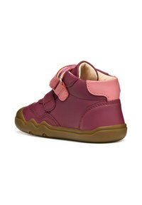 Zapatillas altas para niños en cuero burdeos y rosa, con doble tirador de Velcro, punta redondeada y suela de goma texturizada.