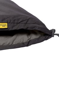 Grijze outdoor tas van stevig materiaal, met een gladde voering aan de binnenkant en een trekkoordsluiting. Gele label aan de rand.