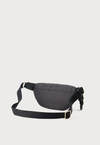 Párnázott fekete crossbody táska ívelt formával, állítható pánttal és arany kiegészítőkkel. Az anyag lágy és steppelt hatású.
