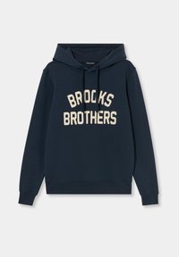 Tmavě modrá mikina s kapucí z měkké tkaniny. Má klokaní kapsu, nastavitelnu kapuci se šňůrkou a výšivku "BROOKS BROTHERS" v krémové barvě.