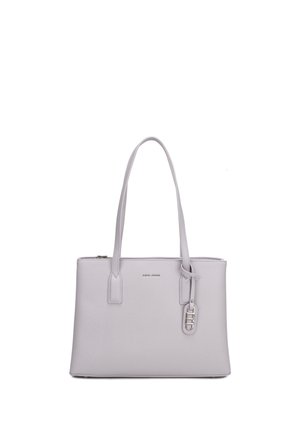 Borsa tote rettangolare grigio chiaro con doppi manici a spalla, una piccola etichetta pendente e un sottile marchio frontale.