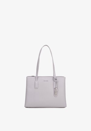 Sac cabas rectangulaire gris clair avec double sangle d'épaule, une petite étiquette suspendue et un logo discret à l'avant.