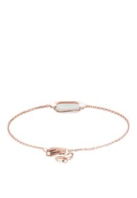 Náramek z růžového zlata s hladkým, podlouhlým kamenem jako středovém prvku, spojený jemným řetízkem, s bezpečnou sponou na jednom konci.
