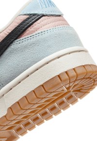 Herrskor i sneakersstil med ovandel i ljusblå mocka och rosa läder, svarta detaljer, texturerad vit mellansula och gummiyttersula i klassisk färg.