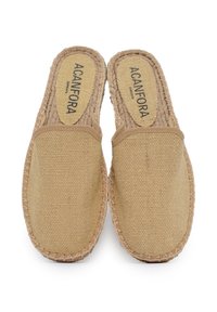 Natuurlijke beige instapschoenen van geweven stof, met een gestructureerde afwerking en gevlochten randen voor extra detail.