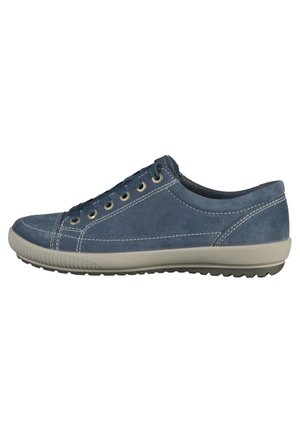 Sneakers casual in camoscio blu con cuciture bianche, design con lacci e suola piatta in gomma strutturata per aderenza e comfort.