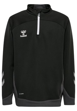 Zwarte sportjacket met een kwart rits, mesh accenten, reflecterend zilveren logo en strepen, gemaakt van lichtgewicht, textuurstof.