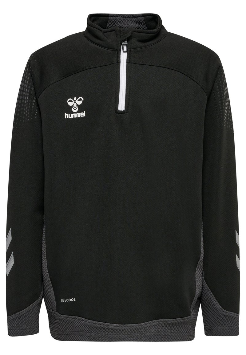 Chaqueta deportiva negra con cremallera de un cuarto, detalles de malla, logo y rayas reflectantes en plata, fabricada con un tejido ligero y texturizado.