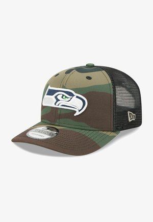 Tarnkappen-Cap mit gebogener Krempe, Netzrücken und gesticktem Seahawks-Logo in Blau und Weiß. Hergestellt aus einer Textilmischung, verstellbare Passform.