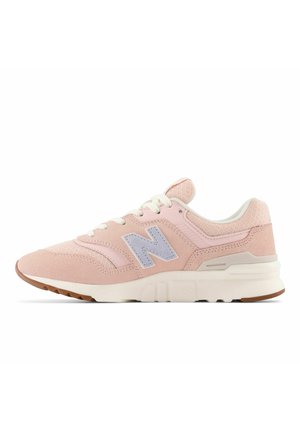 Lyserød New Balance sneaker med hvide snørebånd, mesh og ruskindsoverdel, lyseblåt "N" logo og hvidt polstret sål med brunt mønster.