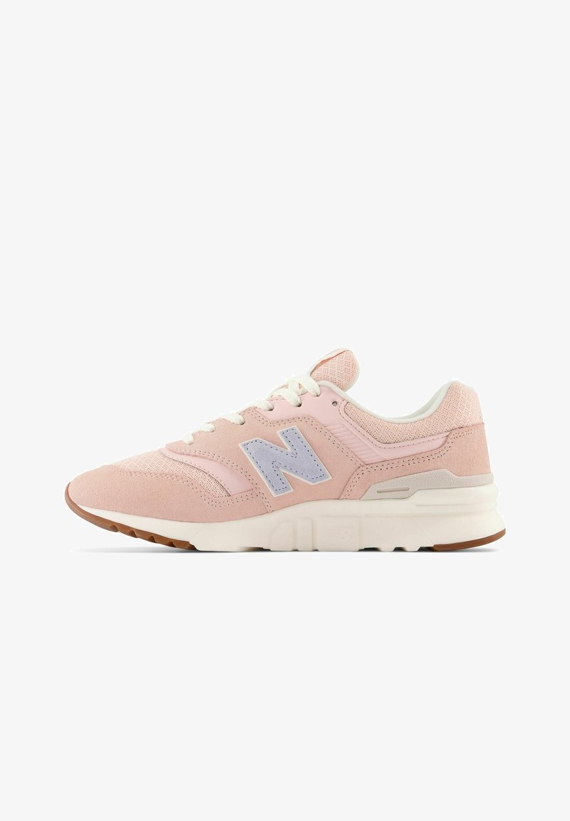 Baskets New Balance rose clair avec lacets blancs, dessus en mesh et daim, logo "N" bleu clair et semelle blanche rembourrée avec semelle extérieure marron.