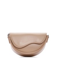 Beige leren handtas met een gebogen ontwerp, een golvende flapsluiting en zilveren hardware. Gladde textuur met subtiele stikseldetails.