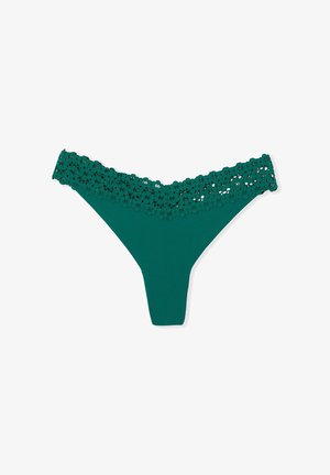 Perizoma turchese con fascia in pizzo floreale. Il materiale è liscio ed elastico; il pizzo presenta bordi smerlati. Design semplice e funzionale.