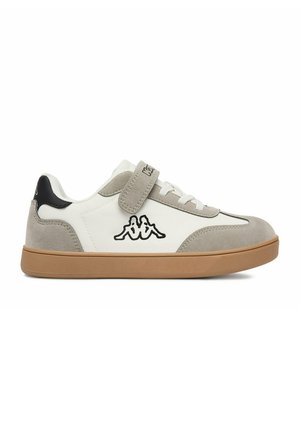 Hvid og grå lavtop-sneaker med brun sål, sort logo på siden, velcro-rem, snørebånd og sort detalje på hælen.