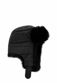 Bonnet d'hiver noir matelassé avec bord en fausse fourrure, doté de rabats pour les oreilles et d'une sangle sous le menton. Texture douce, design rembourré pour plus de chaleur.