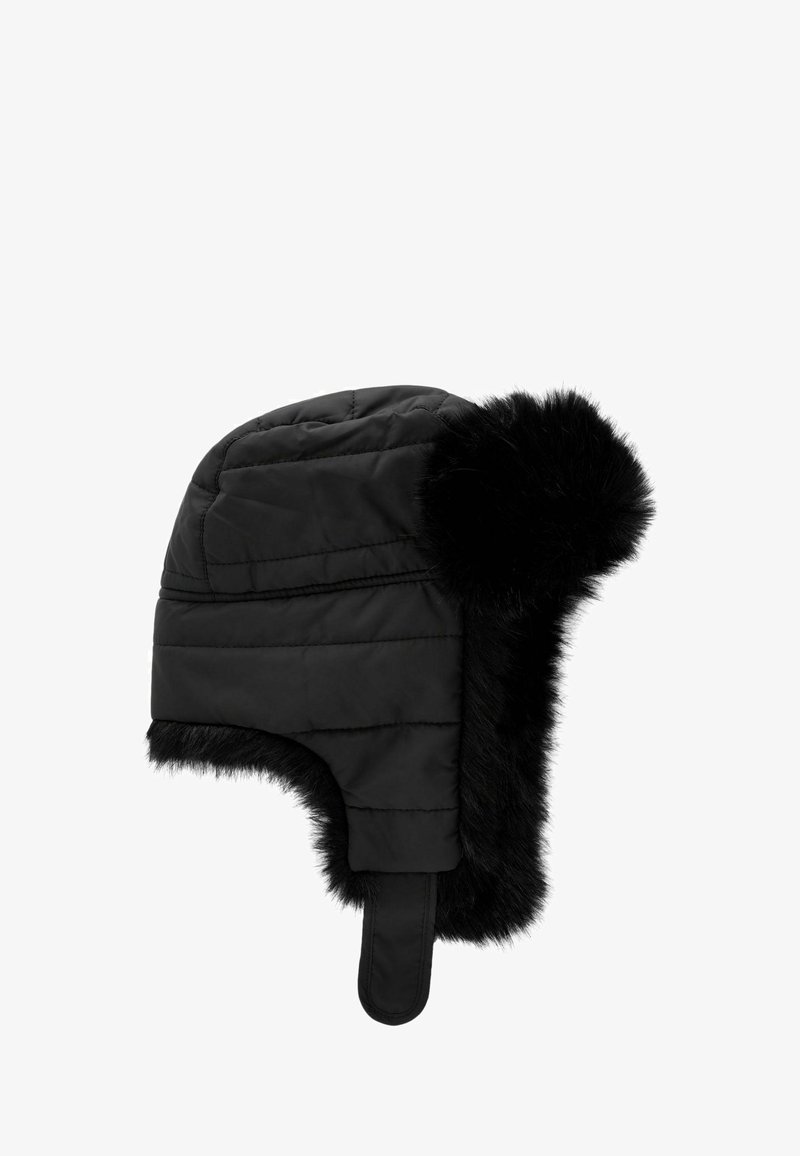 Czarna pikowana zimowa czapka z sztucznym futrem, z uszami i paskiem podbródkowym. Miękka tekstura, pikowana konstrukcja zapewniająca ciepło.