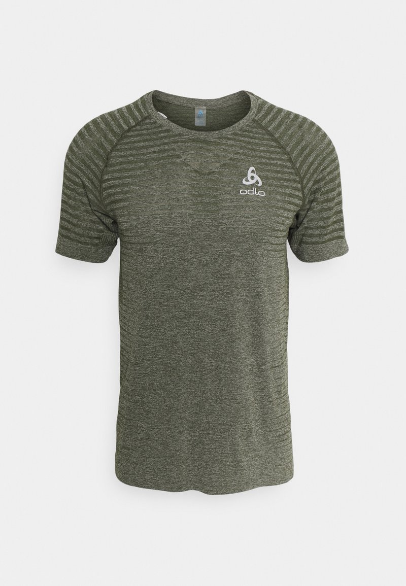 T-shirt de sport vert foncé à manches courtes, avec une texture à rayures horizontales sur les épaules et un petit logo blanc sur la poitrine.