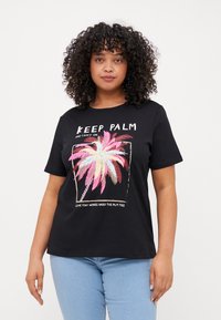 Svart kortermet T-skjorte med et fargerikt grafisk motiv av en palmestamme og tekstdesign. Stoffet ser mykt ut; skjorten har en avslappet passform.