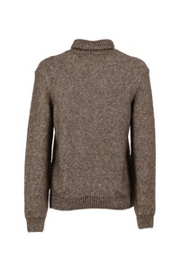 Maglione marrone a costine con collo alto a maglia strutturata, maniche lunghe e polsini e orlo a coste, visto da dietro su sfondo bianco.