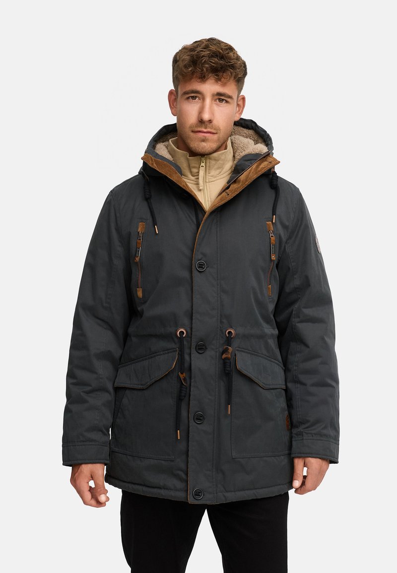 Donkergroen parka-jacket met een capuchon gevoerd met bruin imitatieschapenbont, steekzakken aan de voorkant, een taillekoord en knoopsluitingen, met contrasterende stiksels.