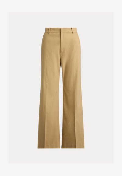 Μπεζ παντελόνι ψηλόμεσο με φαρδιά μπατζάκια, θηλιές για ζώνη και κρυφό μπροστινό κούμπωμα σε λευκό φόντο.