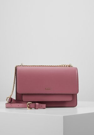 Støvet lyserød lædertaske til at bære over skulderen med guldkæde, justerbar spænde, frontklap og lille guld DKNY-logo.