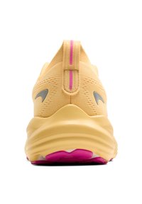 Nike bėgimo bateliai geltonos spalvos, su tekstūruotu audiniu, pilkais akcentais, traukimo juosta su rožinėmis detalėmis ir rožinės ir baltos spalvos padu.