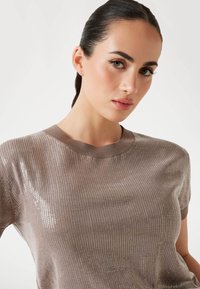Světle hnědý top s krátkým rukávem vyrobený z ribbed materiálu s jemným leskem, s kulatým výstřihem a třpytivými flitry.