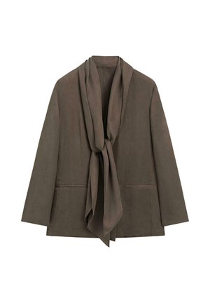 Brązowa damska marynarka z długimi rękawami i dołączonym drapowanym szalem związanym z przodu, przedstawiona na białym tle.