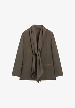 Brązowa damska marynarka z długimi rękawami i dołączonym drapowanym szalem związanym z przodu, przedstawiona na białym tle.