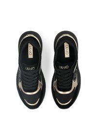 Sneakers neri con accenti dorati metallici, tomaia in tessuto a rete, punta rotonda, colletto imbottito, lacci piatti e dettaglio del logo sul lato e sulla linguetta.
