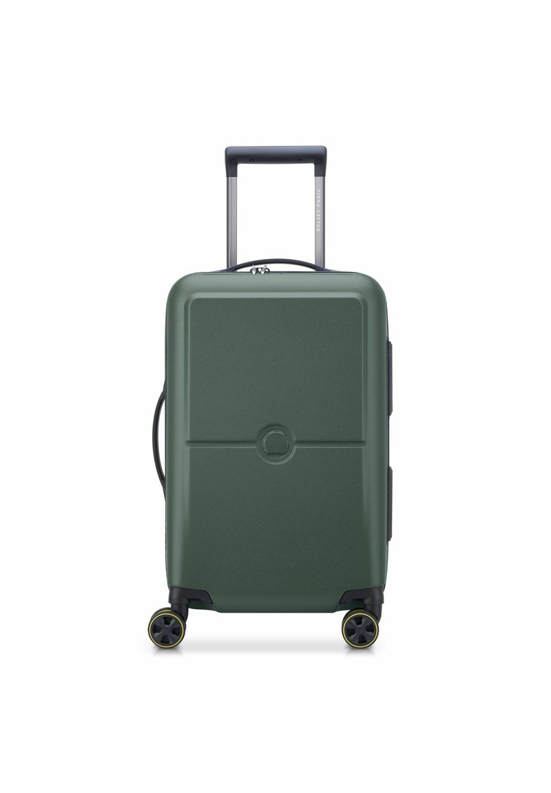 Valise rigide verte avec quatre roues pivotantes noires et jaunes et une poignée télescopique déployée.