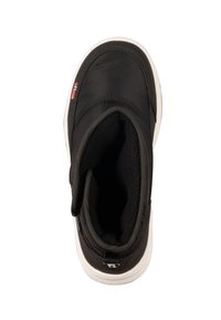 Bota alta negra con un exterior sintético suave, cuello acolchado, suela de goma blanca y un pequeño detalle de bandera en el costado.